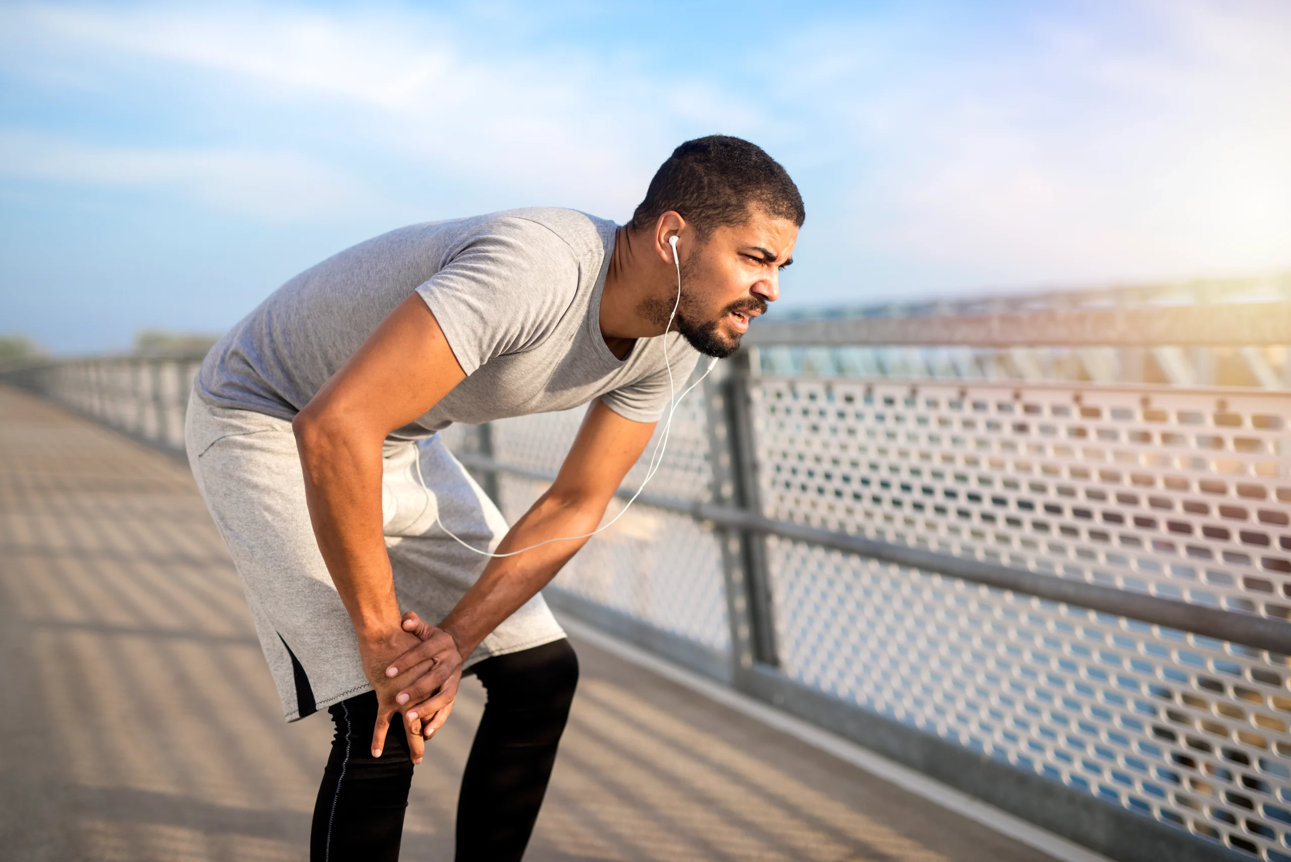sportsman-having-knee-injury-problem